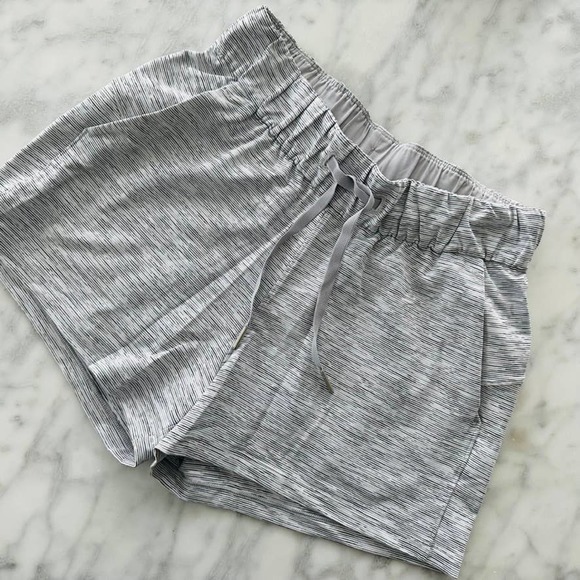 lululemon athletica Pants - Lululemon On The Fly Short *2.5" Size 4 Wee Space Ice Grey Alpine White #W7AGHS